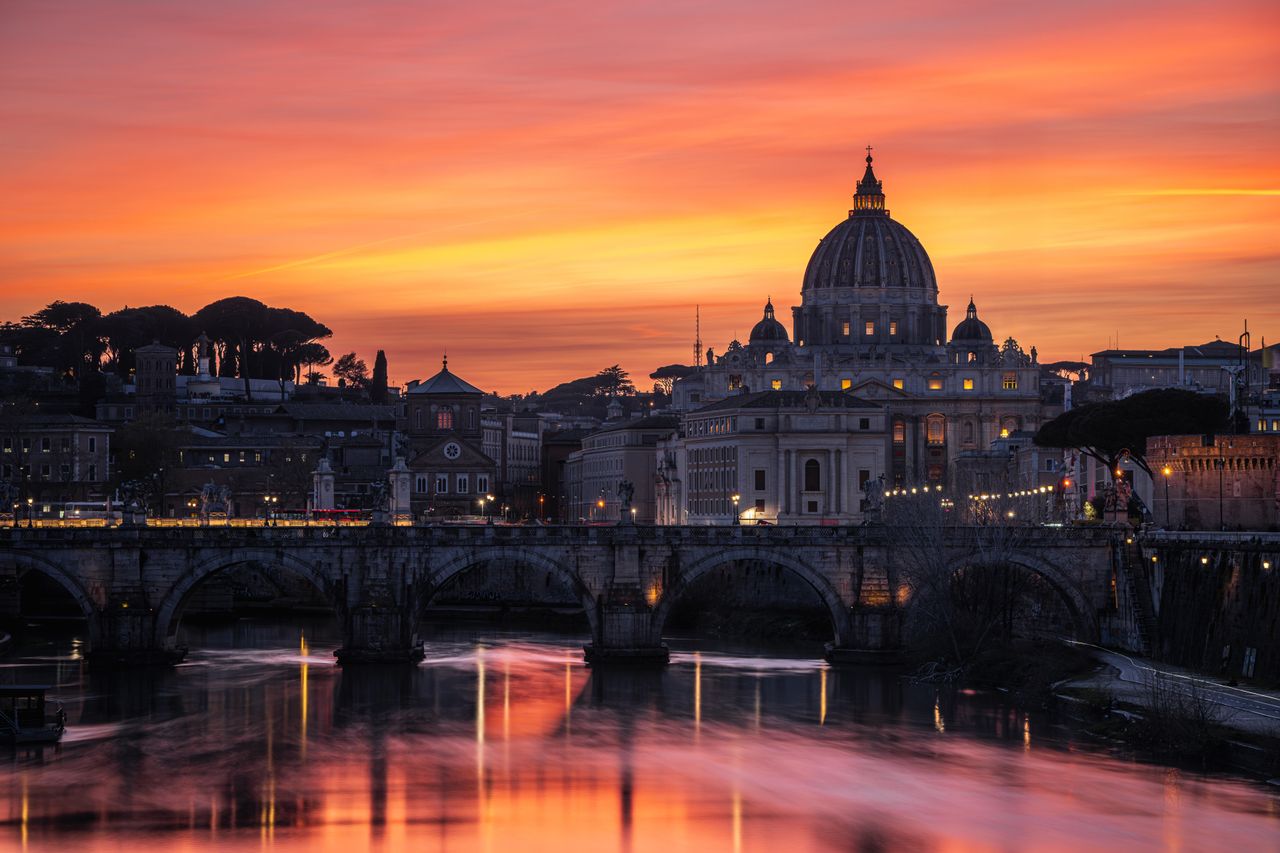 Un brindisi di fronte alla storia: la magia del tardo pomeriggio tra i cieli romani