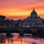 Un brindisi di fronte alla storia: la magia del tardo pomeriggio tra i cieli romani